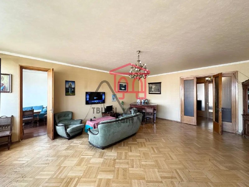 Spacious 3-bedroom apartment for sale, featuring a separate kitchen, walk-in closet, two balconies, and views in two directions. There is an option to purchase a garage for $15,000. — фото 2