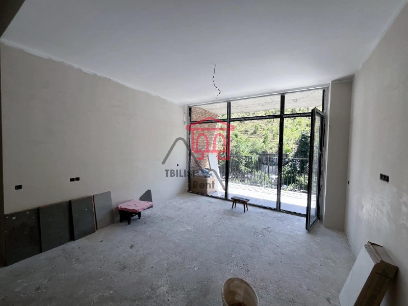 A spacious white-frame apartment with stunning views is for sale in a new building in the historic Sololaki neighborhood. — фото 1