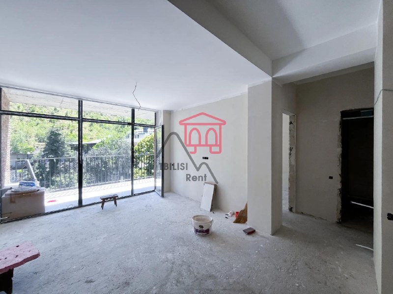 A spacious white-frame apartment with stunning views is for sale in a new building in the historic Sololaki neighborhood. — фото 2