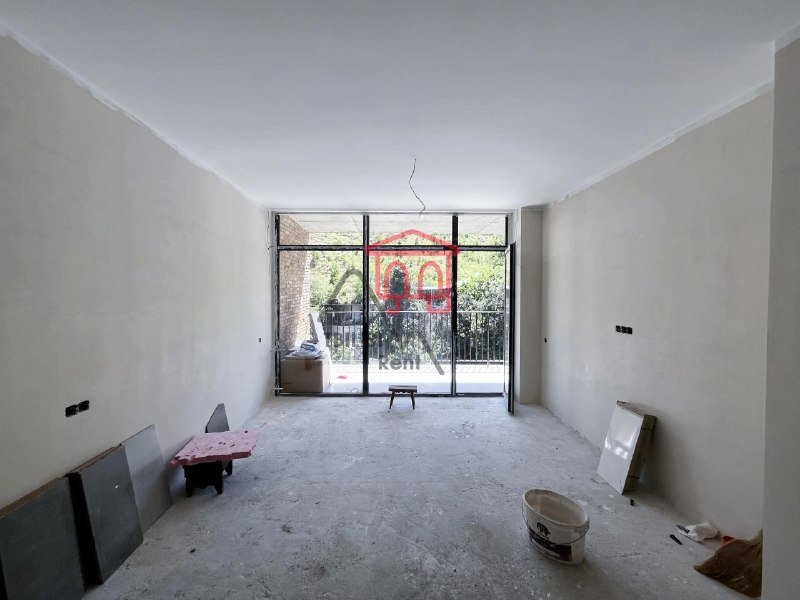 A spacious white-frame apartment with stunning views is for sale in a new building in the historic Sololaki neighborhood. — фото 3