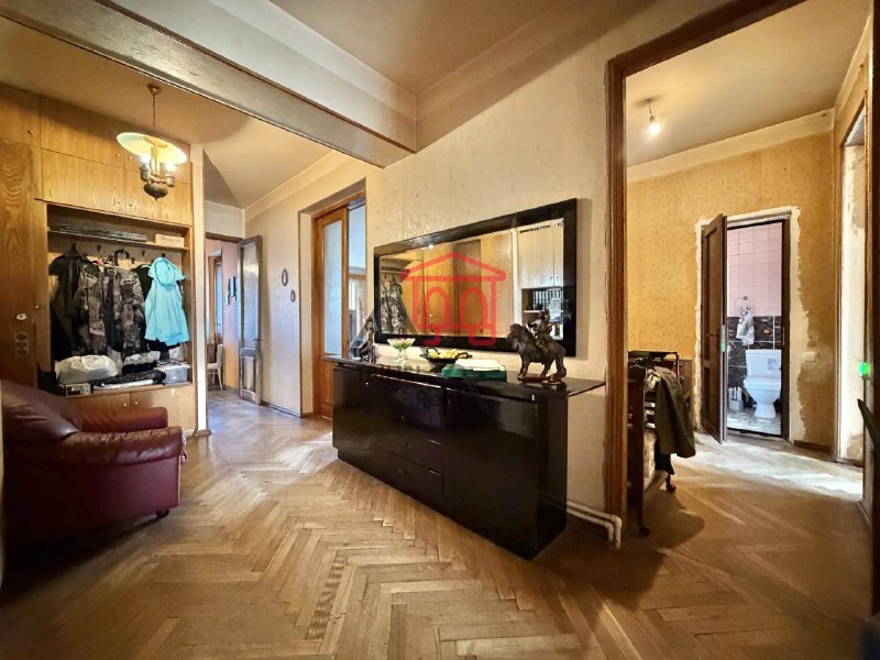 Apt. for sale in a prime location in a prestigious Building. Furniture will be removed, but the built-in closets will remain. 2 Bathrooms, Balcony in the master Bathroom. A basement unit on the ground floor is also for sale for $10,000. 3-meter-high ceilings. — фото 3