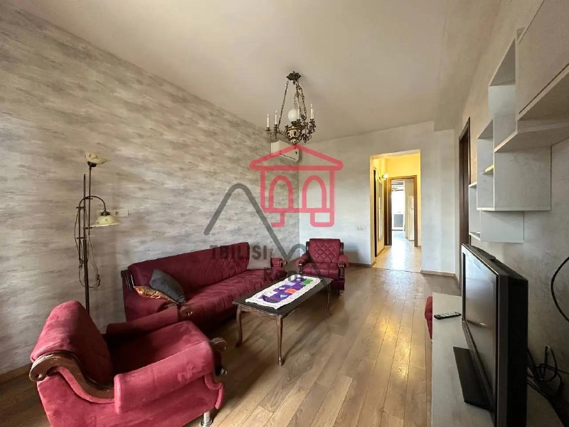 A spacious, bright, newly renovated apartment in a Stalin-era building with an elevator on Vakhtang Gorgasale Street is for sale. The apartment features a separate kitchen with a dining area, a laundry room, and two balconies with beautiful views in both directions. The building is located at a major transportation hub. — фото 5