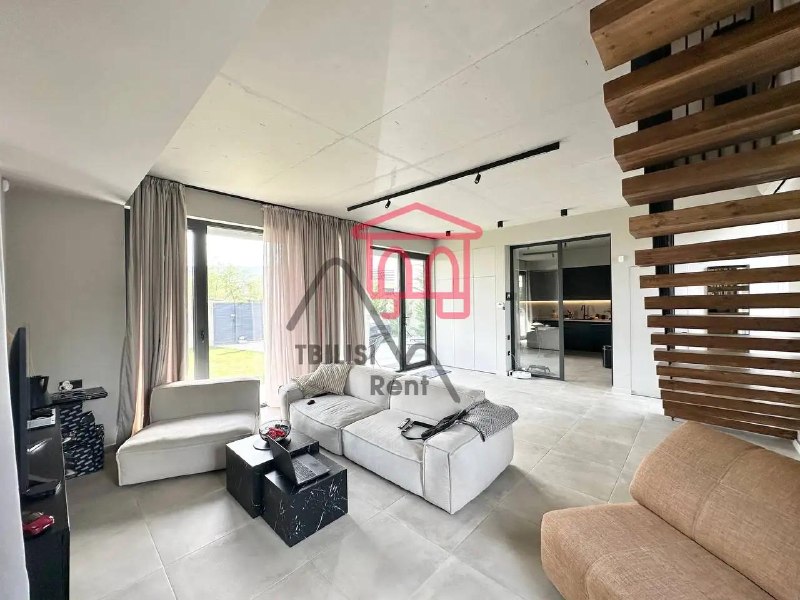 This designer-renovated villa features a 300-square-meter courtyard, parking for two cars, a separate kitchen, three bedrooms, two bathrooms, and a boiler room. — фото 2