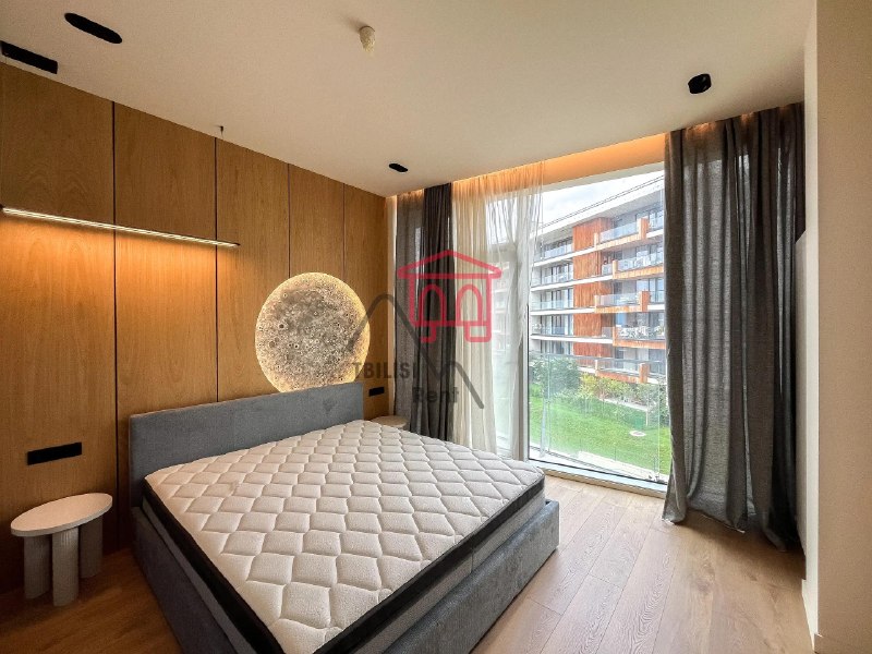 A designer-renovated apartment is for sale in a premium neighborhood. It is being sold fully furnished and equipped with built-in appliances. — фото 1