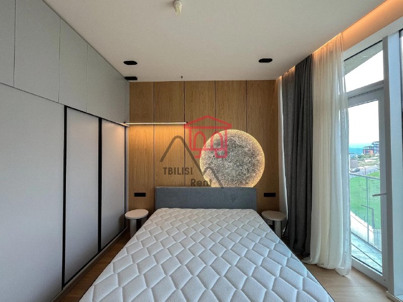 A designer-renovated apartment is for sale in a premium neighborhood. It is being sold fully furnished and equipped with built-in appliances. — фото 2