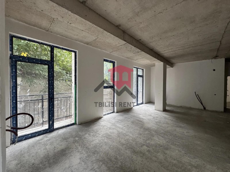 A spacious apartment in a new complex is for sale. The apartment is bright and has many windows. A design plan is already in place. There is a forest near the building, offering fresh air. The building will have its own swimming pool. — фото 1