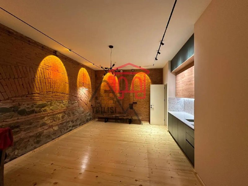 A brand-new apartment is for sale in the historic city center. The building dates back to 1890. Appliances include a refrigerator, dishwasher, and stove; Italian heating system; air conditioner; and an Austrian-style kitchen and furniture. A bed and TV will also be installed; they have already been ordered. Natural materials, walnut wood. The apartment is 51 m², and there is an additional terrace of about 20 m² in front of the entrance. — фото 1