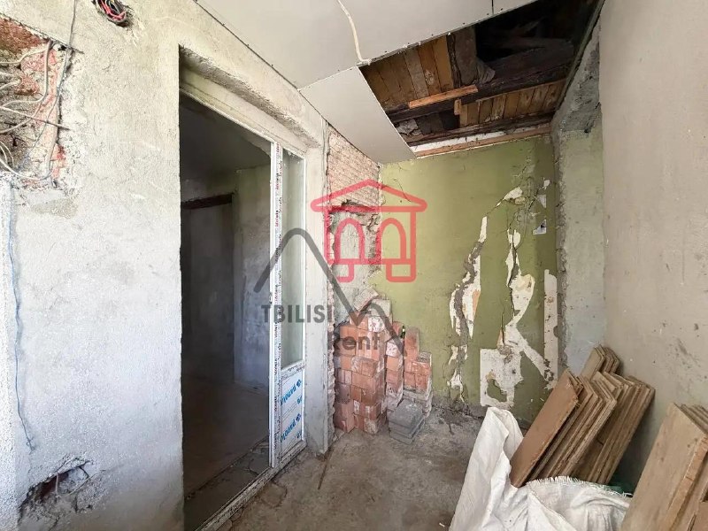 A 4-room apartment with a balcony in a renovated building in Chughureti is for sale. The 3-room apartment is 64 m² and is being sold together with a 68 m² attic. — фото 4