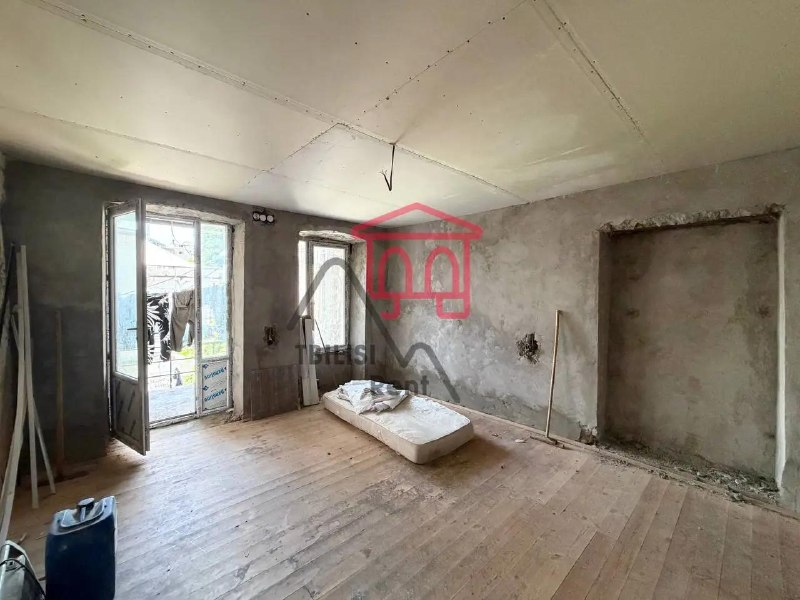 A 4-room apartment with a balcony in a renovated building in Chughureti is for sale. The 3-room apartment is 64 m² and is being sold together with a 68 m² attic. — фото 5