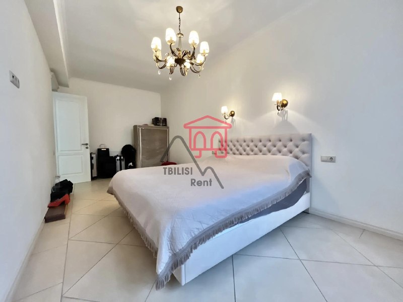 For sale: cozy and bright apartment, newly renovated, no one lived in, designer ceiling, bathroom, secure building, playground nearby, close to the metro! — фото 1