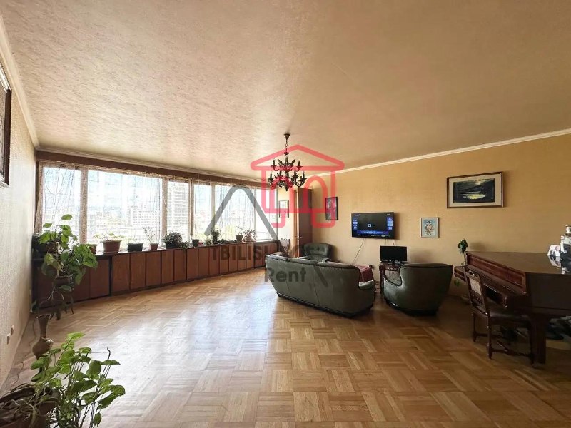Spacious 3-bedroom apartment for sale, featuring a separate kitchen, walk-in closet, two balconies, and views in two directions. There is an option to purchase a garage for $15,000. — фото 1