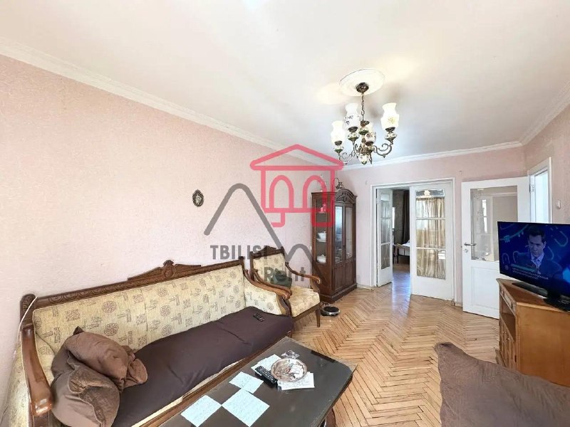 A spacious, sunny apartment is for sale opposite the Red Park and not far from the metro. — фото 2