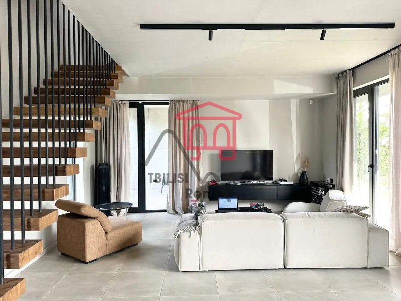 This designer-renovated villa features a 300-square-meter courtyard, parking for two cars, a separate kitchen, three bedrooms, two bathrooms, and a boiler room. — фото 4