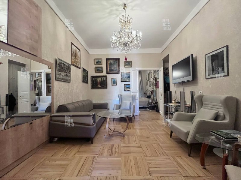Apartment for sale, divided into two separate parts: one for living and the other suitable for rental. 2 bedrooms, 2 bathrooms, 2 kitchens, 4 m high ceilings. Built-in wardrobes included. Shared hallway. 1st floor from Zubalashvili St. and 2nd floor from Griboedov St. Sold as one unit — фото 1