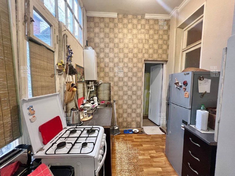 The apartment is non-standard, in old Tbilisi, with high ceilings. — фото 3