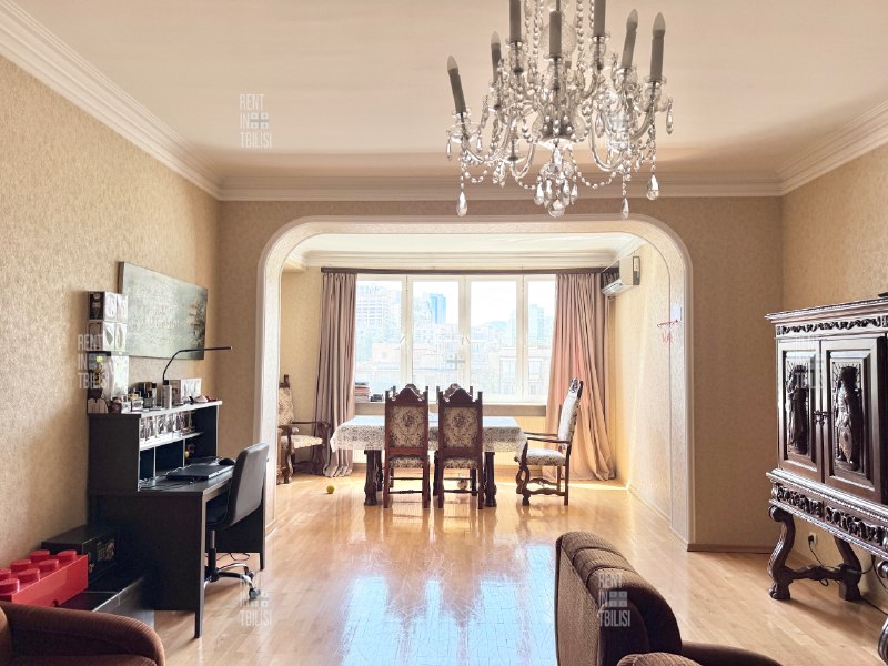 Bright and spacious apartment in great location — фото 1