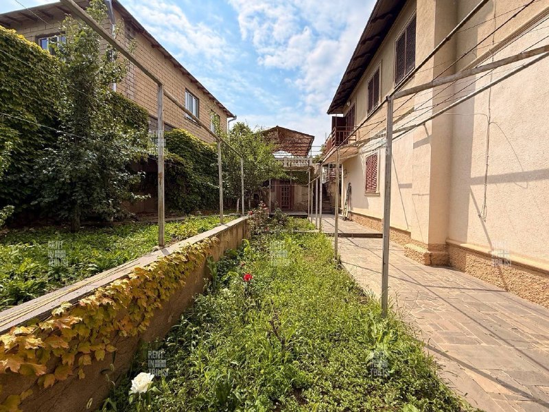 House — photo 2