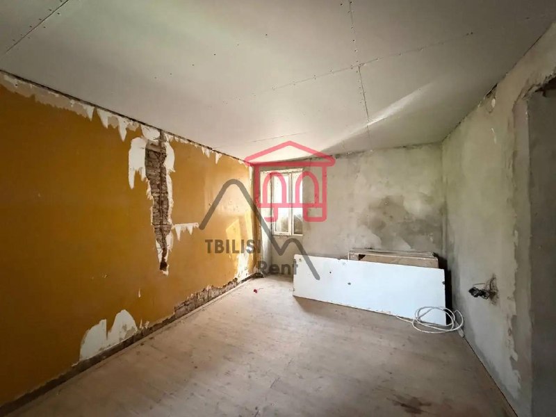 Продается квартира зелёный каркас с 4 комнатами и балконом в обновленном доме в чугурети. Квартира 3 комнаты 64 квадрата, продается вместе с мансардой 68 квадратов — фото 3