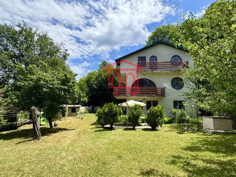 House 320 m², 5 rooms — photo 1