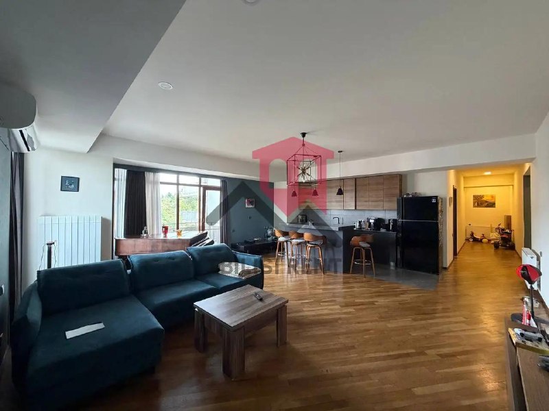 Продается просторная квартира с отличным премиальным ремонтом с дубовым паркетом и теплоизоляцией в экологичной локации с отличным воздухом между Ваке и Багеби. В квартире 3 спальни, просторный коридор, 2 санузла, большая гардеробная и угловой балкон с видом на город и горы. Квартира продается со всей мебелью и техникой — фото 2