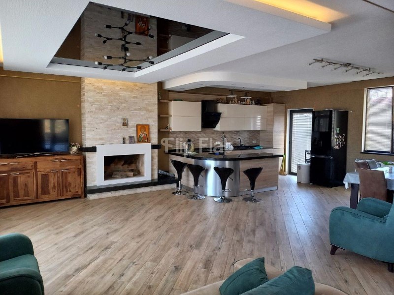 House, 6 bedrooms · Mtatsminda — photo 1