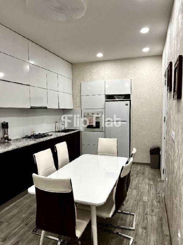 Apartment, 3 bedrooms · Mtatsminda — photo 1