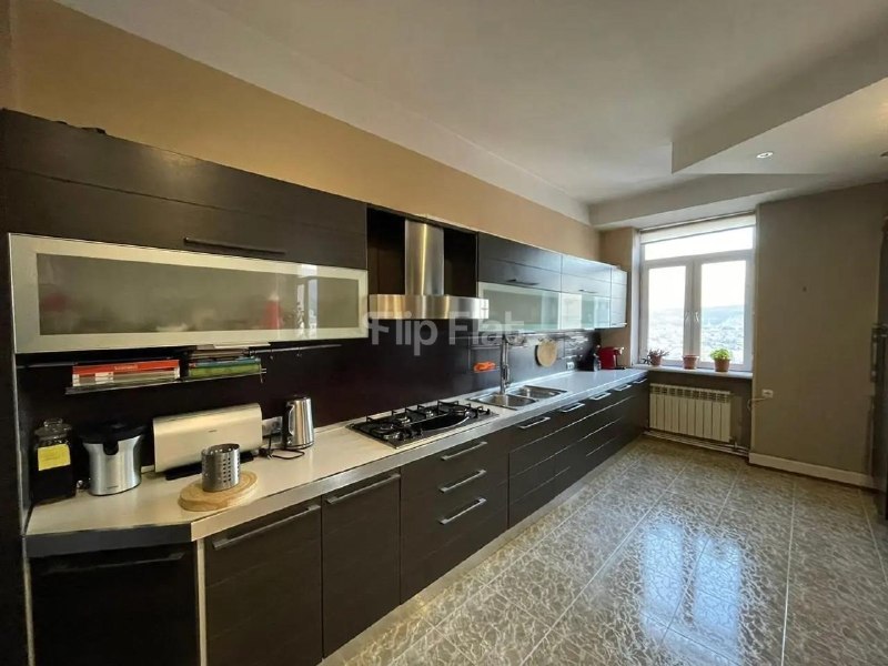 Apartment, 4 bedrooms · Vake — photo 1