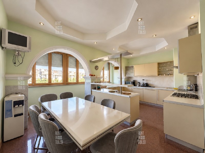 Apartment, 4 bedrooms · Mtatsminda — photo 3